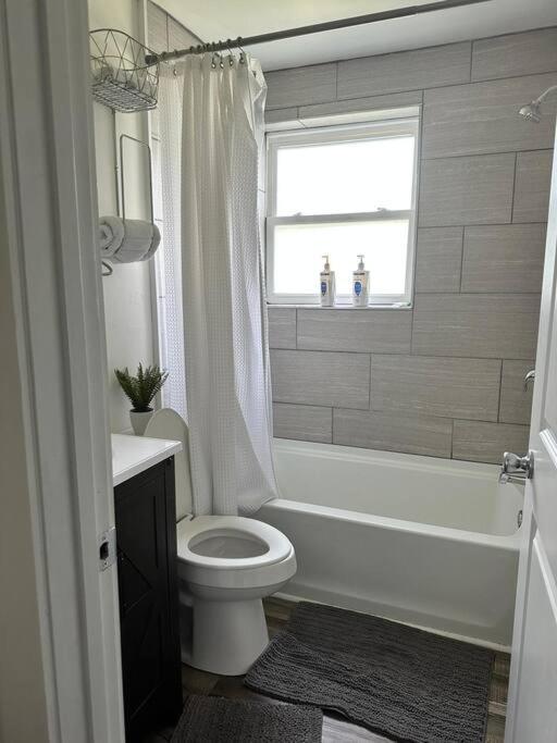 2Br Cedar Lane Road Retreat At Swamp Rabbit Trail! Apartment Greenville Bagian luar foto
